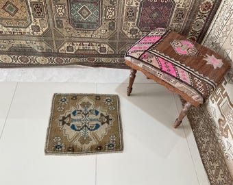 Alfombra turca vintage de 2x2, diseño floral marrón beige, alfombra pequeña Oushak.