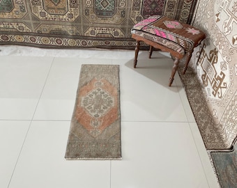 Alfombra de lana turca roja de 1 x 3 pies: Felpudo vintage bohemio de 1 x 3 pies