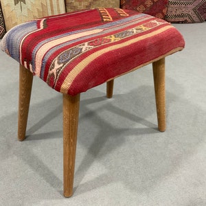 Ottomaanse bank rood tapijt: vintage Turkse handgeknoopte accentkruk