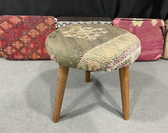 Banco tapizado con kilim de lana hecho a mano: mesa de centro otomana rústica