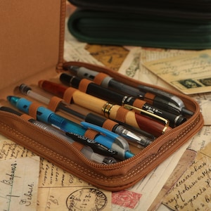 Estuche de cuero personalizado para bolígrafos, organizador enrollable de 12 ranuras con grabado láser, regalo para escritores, estudiantes y niños.