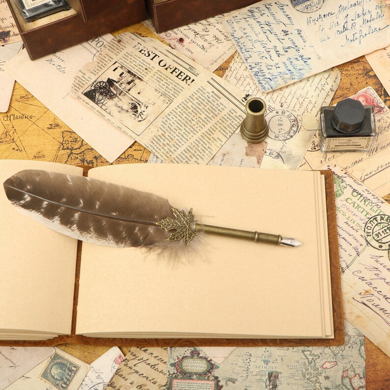 Puede incluir: Un diario de estilo vintage con una cubierta de cuero marr&oacute;n y p&aacute;ginas en blanco. Una pluma con una pluma y una punta de metal descansa sobre las p&aacute;ginas abiertas. El diario est&aacute; rodeado de mapas antiguos, cartas y sellos.