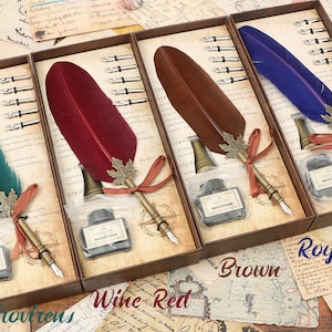 Puede incluir: Cuatro juegos de plumas de caligraf&iacute;a en cajas individuales. Cada juego incluye una pluma de pluma, tintero y plumillas. Las plumas son de los colores: atrovirine, rojo vino, marr&oacute;n y azul real.