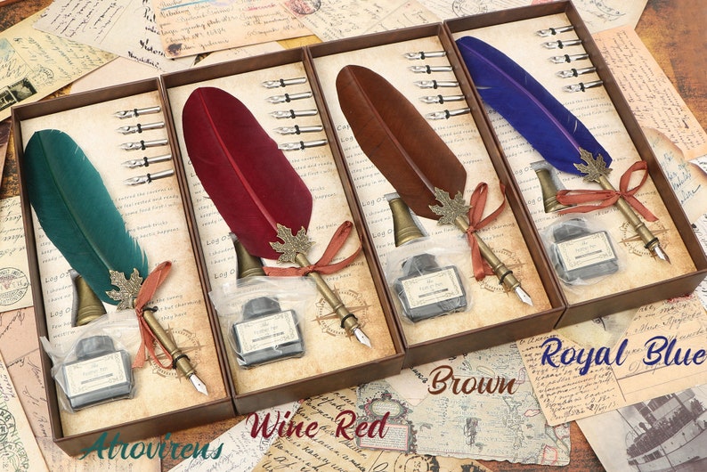 Puede incluir: Cuatro juegos de plumas de caligraf&iacute;a en cajas individuales. Cada juego incluye una pluma de pluma, tintero y plumillas. Las plumas son de los colores: atrovirine, rojo vino, marr&oacute;n y azul real.