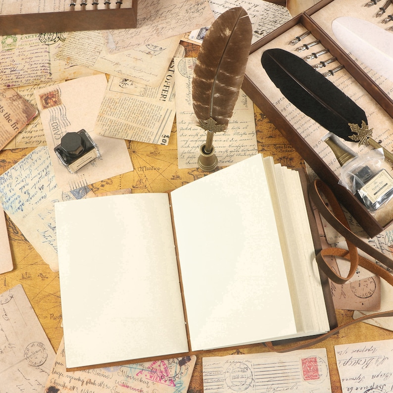 Puede incluir: Un diario abierto en blanco con una cubierta de cuero marr&oacute;n y una pluma de pluma con tintero sobre una mesa con papel viejo y escritura.