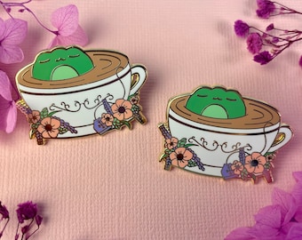 Pin de esmalte duro con forma de rana en forma de taza de té / Pin de té acogedor - Pin de solapa con forma de rana soñolienta kawaii