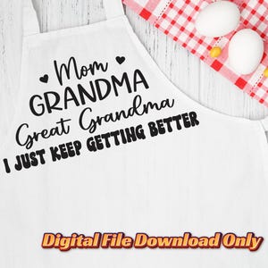 以下が含まれることがあります： 「Mom Grandma Great Grandma I Just Keep Getting Better」という黒い文字が書かれた白いエプロン。