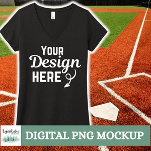 Può includere: Una maglietta nera a collo a V con il testo "YOUR Design HERE" in bianco su uno sfondo di campo da baseball. DIGITAL PNG MOCKUP.
