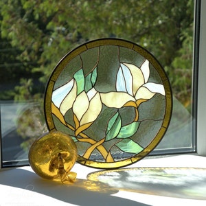 Weiße Magnolie Buntglasscheibe | Sonnenfänger | Handgefertigtes Geschenk für Mama & Oma | Dekorationsstück