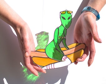 Stained Glass Humanoid UFO Hot Dog – Sonnenfänger – Fensterschmuck