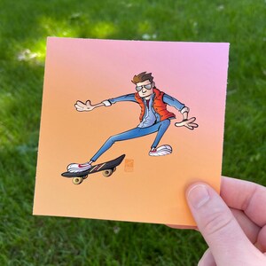 Puede incluir: Impresión cuadrada con una ilustración de dibujos animados de una persona montando en monopatín. La persona lleva un chaleco rojo, vaqueros azules y zapatillas blancas. El monopatín es negro con ruedas amarillas. El fondo es un degradado naranja y rosa.