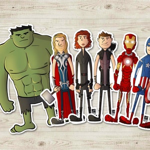 Può includere: Un set di sei adesivi di cartoni animati con gli Avengers: Hulk, Thor, Vedova Nera, Occhio di Falco, Iron Man e Capitan America. Gli adesivi sono stampati su carta bianca e hanno una finitura lucida.