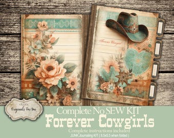 Può includere: Un kit di diario in stile vintage con disegni floreali e a tema cowboy. Il diario aperto mostra pagine a righe, un cappello da cowboy turchese e un ornamento a forma di cuore. Il testo recita "Complete No Sew Kit Forever Cowgirls".