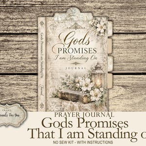Peut inclure: Un journal intitulé Gods Promises I am Standing On avec une couverture de style vintage illustrée d'une lanterne, de fleurs blanches et d'un livre. Le journal présente des bords à onglets et un dos portant le même titre. Tons neutres.
