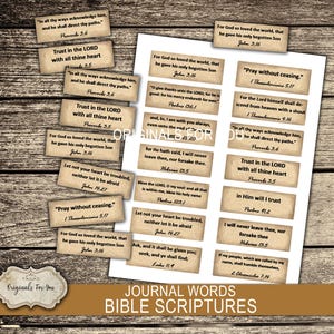 Può includere: Un set di schede di diario stampabili con versetti biblici stampati su di esse. Le schede sono progettate per assomigliare a carta vecchia con uno sfondo marrone e testo bianco. Il testo sulle schede include versetti come "Confida nel Signore con tutto il tuo cuore" e "Prega senza sosta."