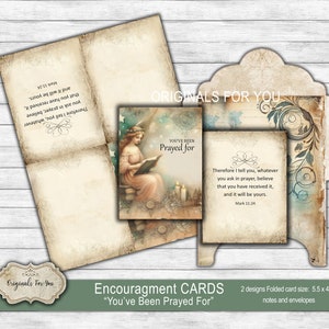 Puede incluir: Tarjetas de ánimo con un diseño vintage que presenta a una mujer leyendo un libro. Las tarjetas están dobladas y tienen un tamaño de 14 cm por 10,8 cm. El texto de la tarjeta dice "You've Been Prayed For".