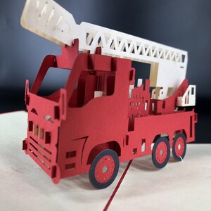 Carte de voeux 3D camion de pompier, carte d'anniversaire, papier monarque, carte de voeux pop-up | 100 % assemblé à la main