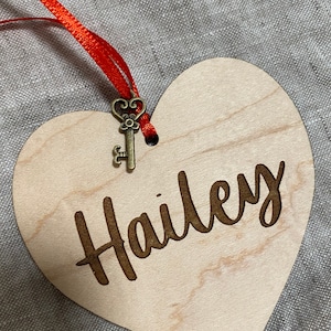 Wooden Heart Name Tag with small key  // Engraved Heart Name Tag // Valentine’s Day Name Tag // Valentine’s Gift Tag