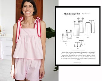 Puede incluir: Una mujer viste un conjunto de salón rosa claro con ribetes rojos en las correas. El conjunto incluye un top y unos pantalones cortos. Un diagrama de estilo se encuentra a la derecha, mostrando diferentes vistas del conjunto.