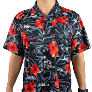 Puede incluir: Una camisa negra de botones con estampado tropical con flores de hibisco rojas, hojas de palma y las palabras "USMC" y "Semper Fidelis".