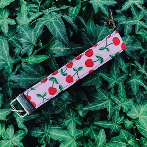 Llavero de cereza - cordones para llaves - lindo llavero - cordón de muñeca