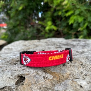 Puede incluir: Collar de perro rojo y blanco con el logotipo de los Kansas City Chiefs y la palabra "CHIEFS" en amarillo.