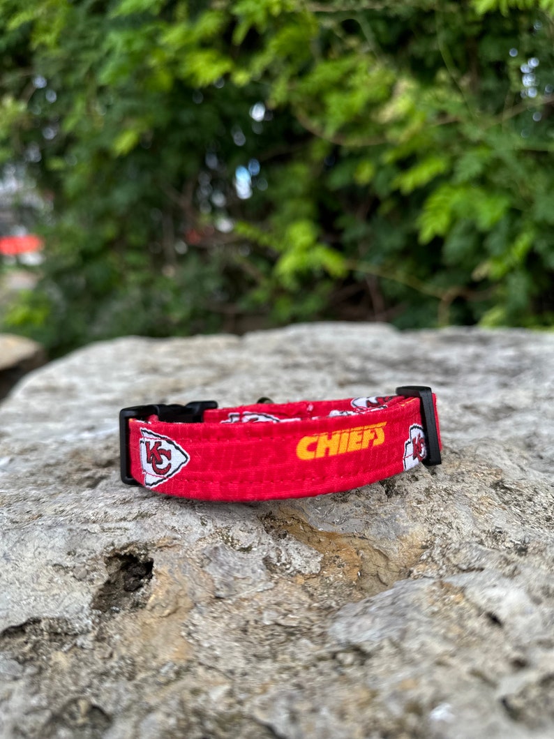 Puede incluir: Collar de perro rojo y blanco con el logotipo de los Kansas City Chiefs y la palabra "CHIEFS" en amarillo.