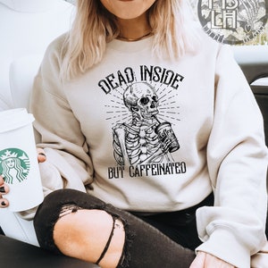 Dead inside but caffeinated, dead inside shirt, coffee shirt, coffee lover, caffeinated sweatshirt, caffeine queen, iced coffee lover, ALT bild 3