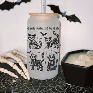 Facilement distrait par les chats, chats squelettiques, tasse en verre givré de 16 oz, tasse chats, tasse à café glacé, tasse d'Halloween avec paille, amoureux des chats, cadeau chat