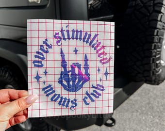 Pegatina para coche del Club de Mamás Sobreestimuladas, mamá gótica, pegatina de mano de roca esquelética, mamá espeluznante, coche gótico, pegatinas espeluznantes, mamá alternativa, espeluznante, mamá gótica