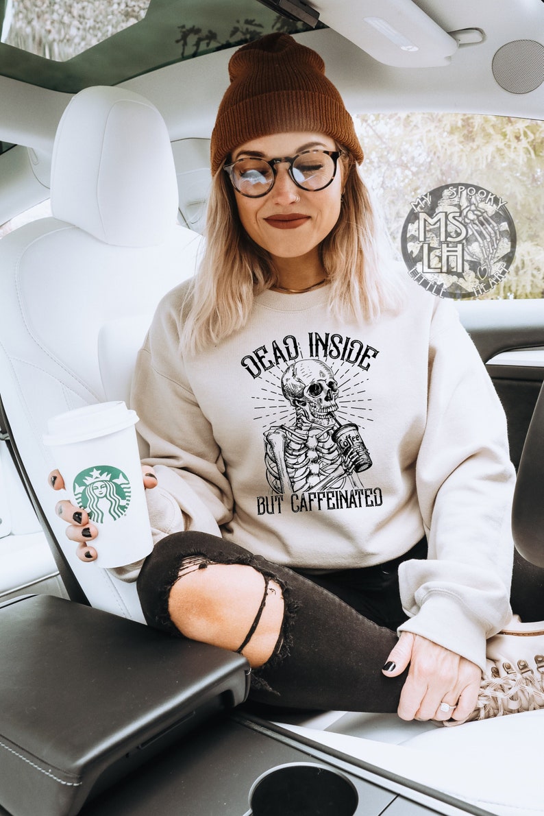 Dead inside but caffeinated, dead inside shirt, coffee shirt, coffee lover, caffeinated sweatshirt, caffeine queen, iced coffee lover, ALT bild 3