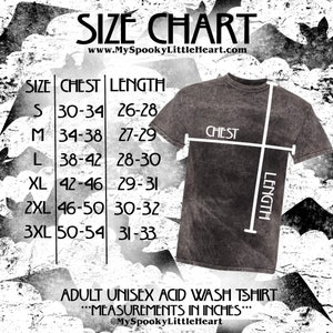 K&ouml;nnte beinhalten: Gr&ouml;&szlig;entabelle f&uuml;r ein Unisex-Acid-Wash-T-Shirt f&uuml;r Erwachsene. Die Tabelle zeigt Brust- und L&auml;ngenma&szlig;e in Zoll f&uuml;r die Gr&ouml;&szlig;en S, M, L, XL, 2XL und 3XL. Die Tabelle befindet sich auf einem schwarz-wei&szlig;en Hintergrund mit Flederm&auml;usen.