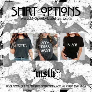 K&ouml;nnte beinhalten: Drei T-Shirts mit verschiedenen Farboptionen: Pepper, Acid/Mineral Wash und Black. Der Text "SHIRT OPTIONS" und "www.MySpookyLittleHeart.com" befindet sich oben im Bild. Der Text "msth" und ein Geist befinden sich unten im Bild. Der Text "DISCLAIMER: DUE TO MONITOR DIFFERENCES, ACTUAL COLOR MAY VARY" befindet sich unten im Bild.