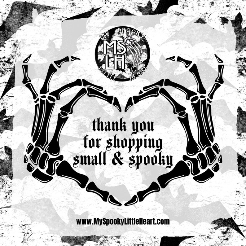 K&ouml;nnte beinhalten: Schwarzwei&szlig;es Bild von zwei Skeletth&auml;nden, die eine Herzform bilden. Der Text "thank you for shopping small & spooky" befindet sich in der Mitte des Herzens. Der Text "www.MySpookyLittleHeart.com" befindet sich am unteren Rand des Bildes.