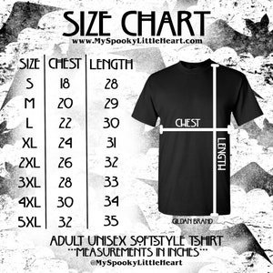 Puede incluir: Tabla de tallas para una camiseta unisex con medidas en pulgadas. La tabla muestra las medidas de pecho y largo para las tallas S a 5XL. La tabla est&aacute; sobre un fondo negro con un borde blanco y un gr&aacute;fico de un murci&eacute;lago.