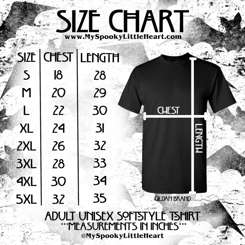 Puede incluir: Tabla de tallas para una camiseta unisex con medidas en pulgadas. La tabla muestra las medidas de pecho y largo para las tallas S a 5XL. La tabla est&aacute; sobre un fondo negro con un borde blanco y un gr&aacute;fico de un murci&eacute;lago.