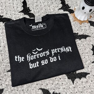 The horrors persist but so do I Shirt, Alternative sweatshirt, goth shirt, sarcasm shirt, funny mental health shirt, anxiety shirt, alt girl afbeelding 3