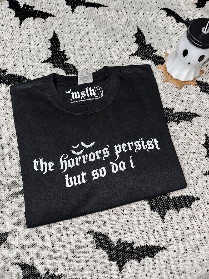 The horrors persist but so do I Shirt, Alternative sweatshirt, goth shirt, sarcasm shirt, funny mental health shirt, anxiety shirt, alt girl afbeelding 3