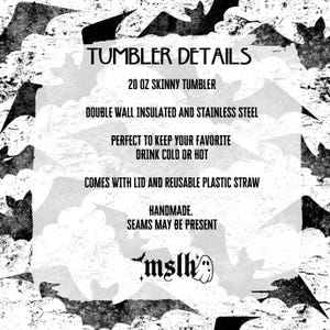 以下が含まれることがあります： 「TUMBLER DETAILS」のテキストと製品仕様が記載された白黒画像。テキストは、二重壁断熱ステンレス鋼製の591 mlスキニータンブラーについて説明しています。蓋と再利用可能なプラスチックストローが含まれています。タンブラーは手作りです。