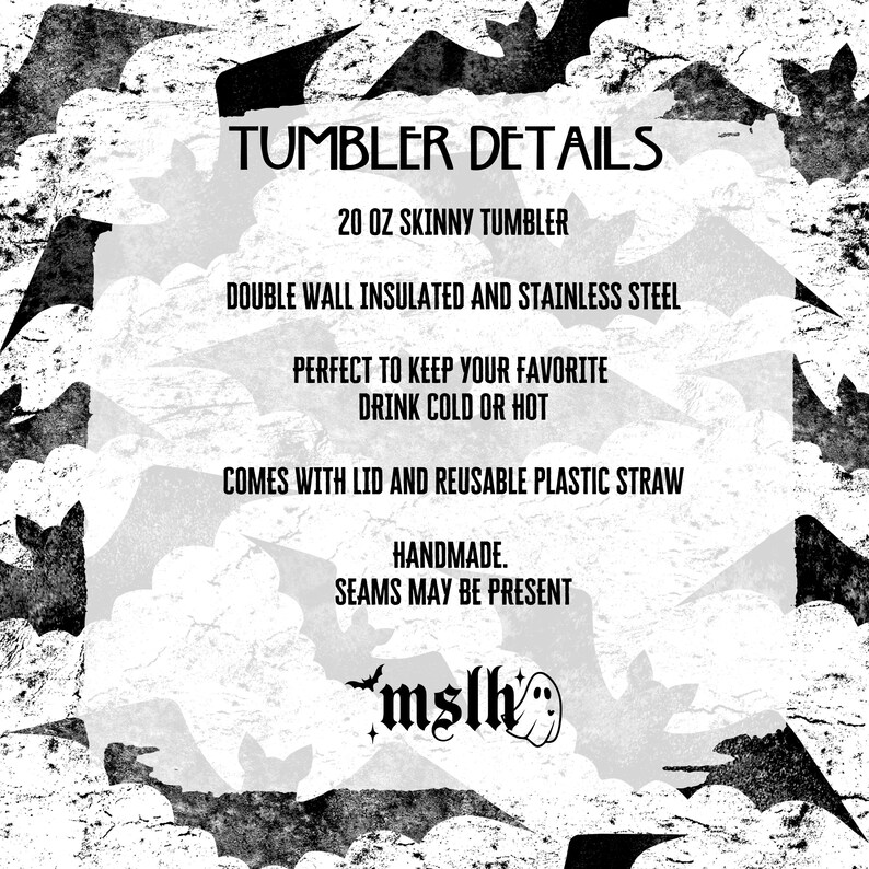 以下が含まれることがあります： 「TUMBLER DETAILS」のテキストと製品仕様が記載された白黒画像。テキストは、二重壁断熱ステンレス鋼製の591 mlスキニータンブラーについて説明しています。蓋と再利用可能なプラスチックストローが含まれています。タンブラーは手作りです。