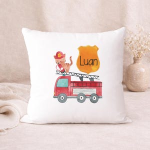 Kissen mit Namen personalisiert // Geschenke zur Geburt // Wohndeko / individueller Kissenbezug / Kissenhülle Feuerwehr mit Katze