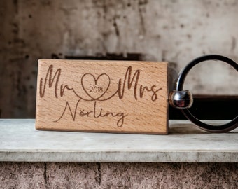 Schlüsselanhänger graviert aus Holz als Geschenk zur Hochzeit / personalisiert mit Namen und Datum / Geschenk zum Hochzeitstag Jahrestag