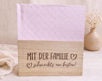 Houten servettenhouder met gravure / Eten smaakt het lekkerst met familie / Tafeldecoratie voor een communie, verjaardag, bruiloft of als cadeau