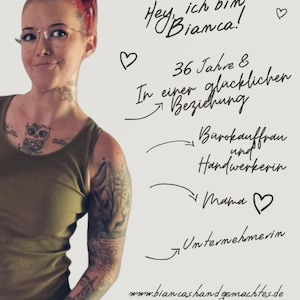 May include: A woman with red hair and glasses smiles, with text in German. The text includes "Hey, ich bin Bianca!", "36 Jahre & In einer gl&uuml;cklichen Beziehung", "B&uuml;rokauffrau und Handwerkerin", "Mama", and "Unternehmerin".