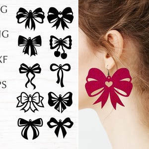 Può includere: Un paio di grandi orecchini a forma di fiocco rossi, con un cuore ritagliato, indossati da una persona. L'immagine mostra anche vari disegni di fiocchi neri nei formati SVG, PNG, DXF ed EPS.