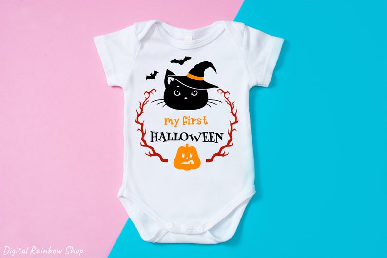Puede incluir: Un body blanco para beb&eacute; con un gato negro que lleva un sombrero de bruja y una calabaza. El texto "my first HALLOWEEN" est&aacute; impreso en el body.