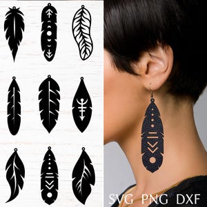 Op de afbeelding: Set van tien zwarte veer oorknop ontwerpen. De oorknoppen zijn in de vorm van veren met verschillende geometrische patronen. De ontwerpen zijn geschikt om te snijden met een Cricut of Silhouette.