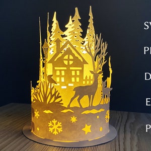 Modèle svg de lanterne de Noël, fichier 3D papercut pour cricut, lanterne en papier en couches avec renne et sapin de Noël dans la forêt d'hiver
