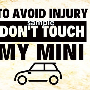 Puede incluir: Texto en blanco y negro sobre un fondo amarillo que dice "Para evitar lesiones, no toques mi mini". Debajo del texto hay una silueta en blanco y negro de un Mini Cooper.