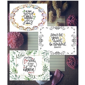 Könnte beinhalten: Vier druckbare Karten mit inspirierenden Zitaten und floralen Designs. Die Zitate lauten: "Seid wahrhaft fröhlich, denn es gibt wunderbare Freude vor euch", "Jede gute und vollkommene Gabe kommt von oben", "Lasst eure Herzen nicht beunruhigt sein", und "Johannes 14:1".